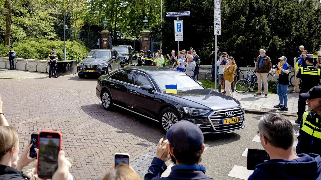 Tientallen mensen zien van buiten het Catshuis hoe Zelensky wegrijdt