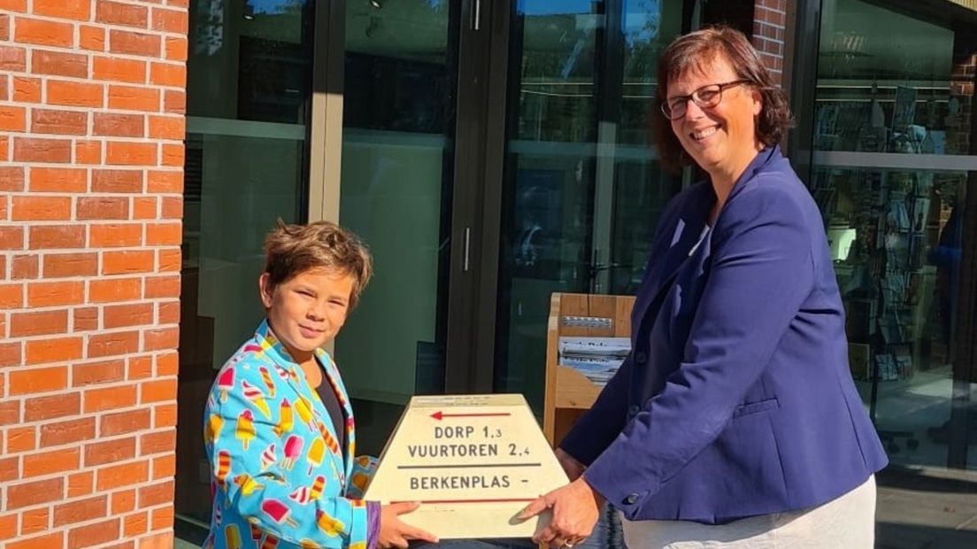 Kinderburgemeester Thijmen Bouwkamp met een van de paddenstoelen