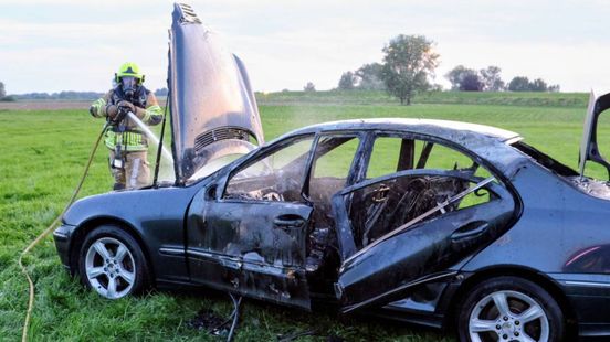 Bestuurder duwt brandende auto van dijk af