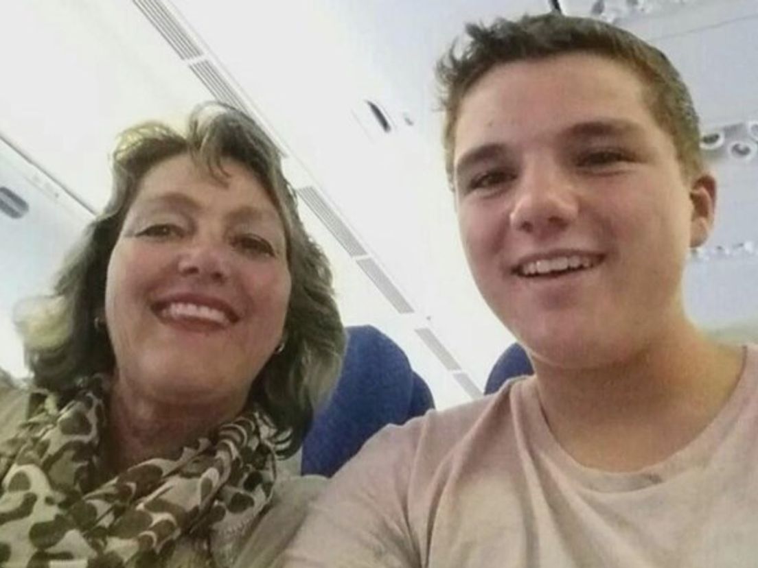 Gary Slok uit Maassluis maakte vlak voor vertrek van de MH17 deze selfie met zijn moeder Petra