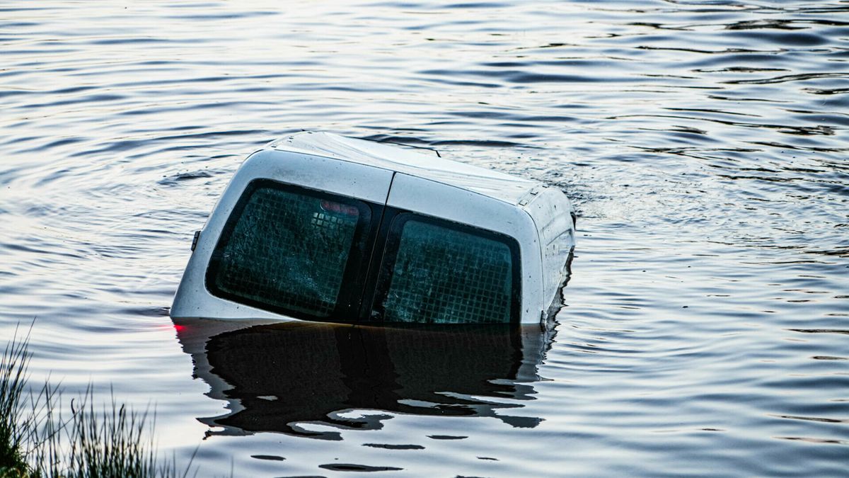 Bestelbus te water in Stieltjeskanaal, bestuurder ontsnapt