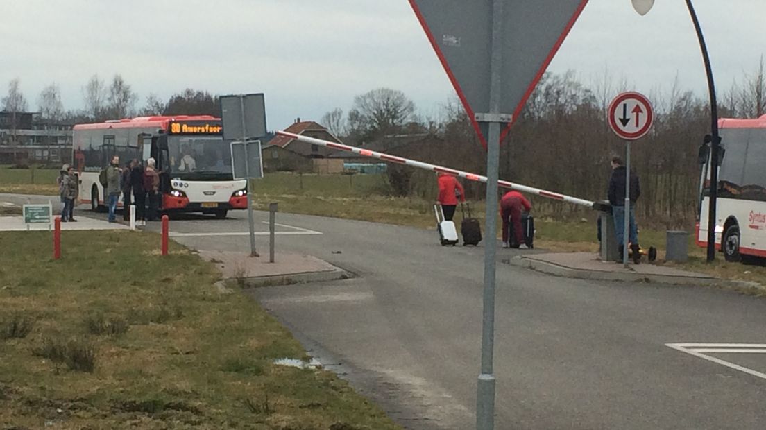 Een bergingsbedrijf heeft de bus uit de berm getrokken