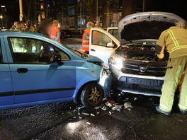 Ongelukken door gladheid: twee auto's op elkaar en brandweerwagen botst tegen geparkeerde auto