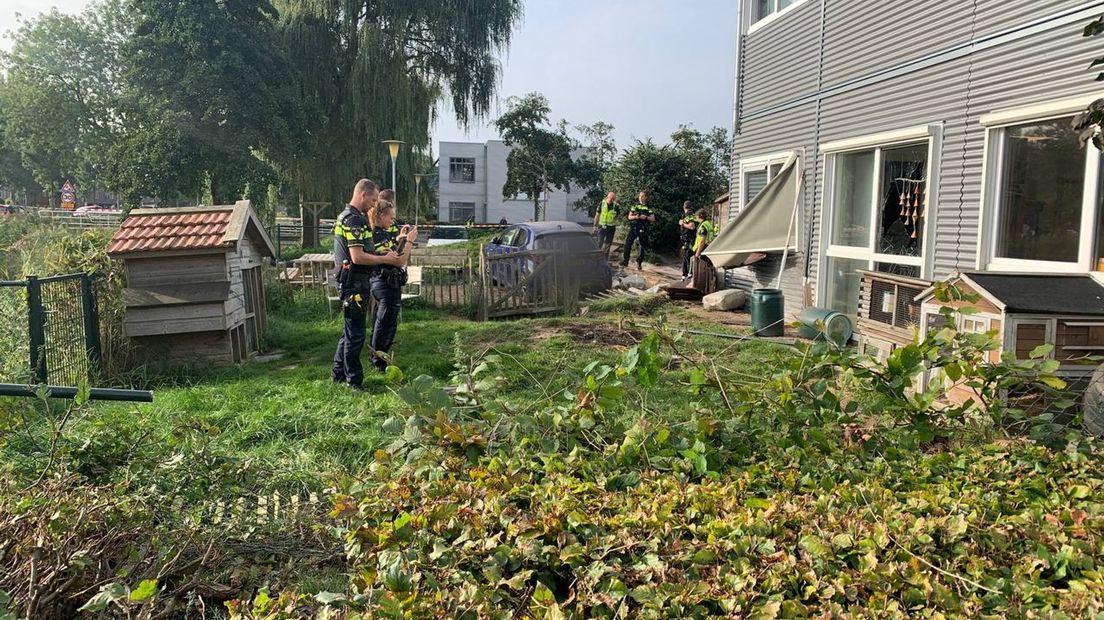Auto belandt op speelterrein kinderopvang in Zwolle: kind en bestuurder naar ziekenhuis