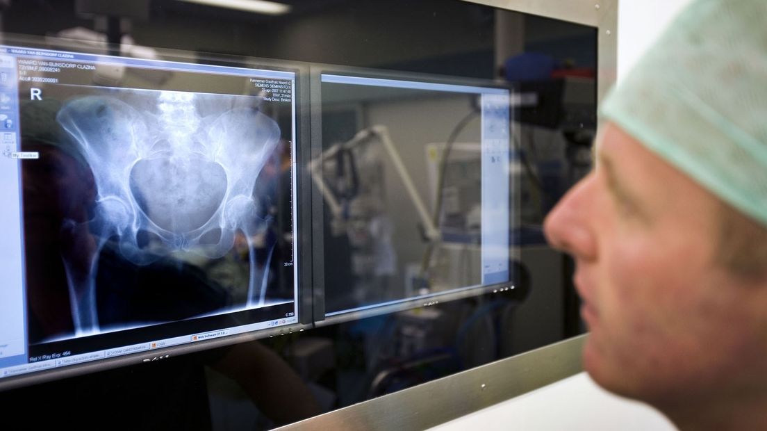 Een arts bekijkt een röntgenfoto