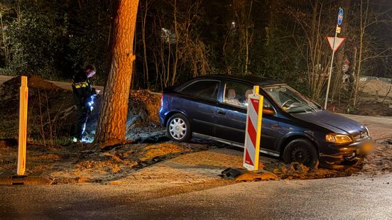 Auto in de slip, beschonken inzittende zegt dat bestuurder vluchtte