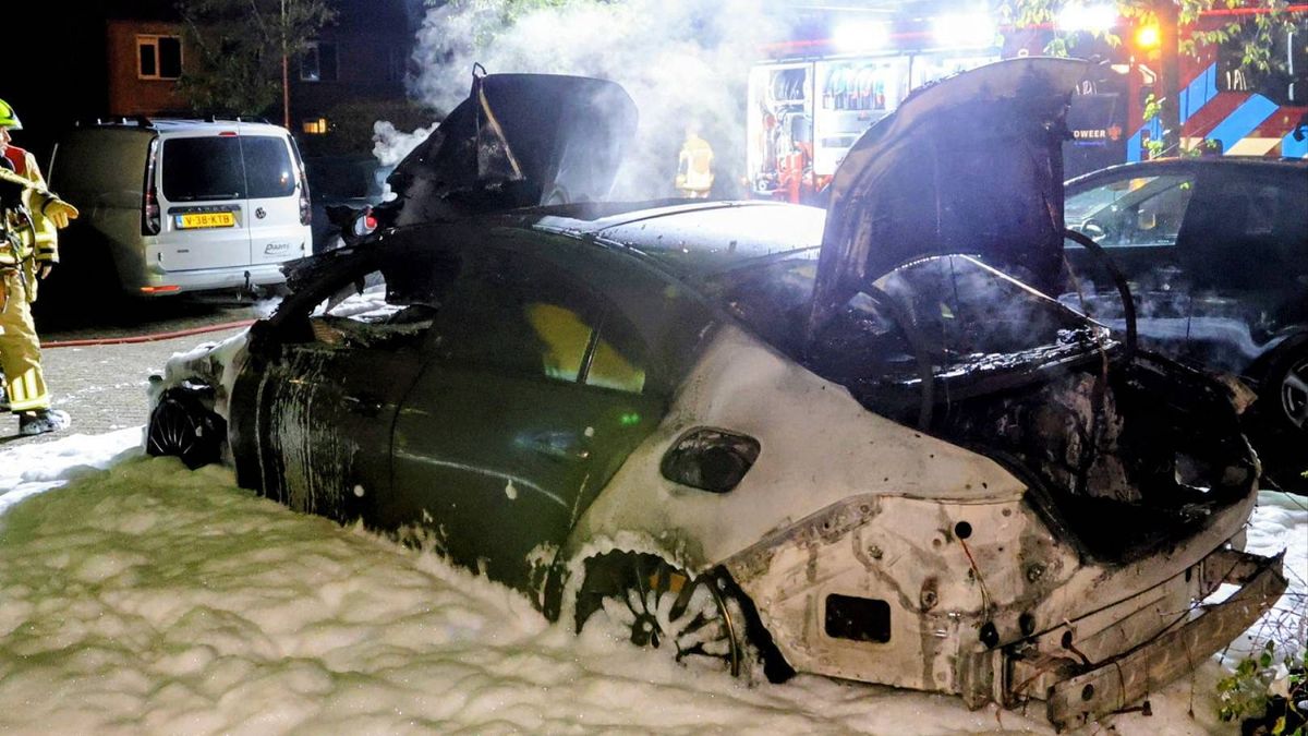 Auto in vlammen op in Asperen