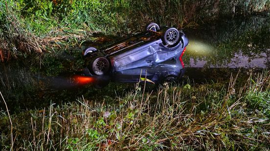 Bestuurder klimt zelf uit auto nadat hij te water raakt