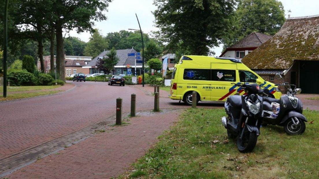 De scooterrijdster ging onderuit op de Hoofdstraat (Rechten: Van Oost Media)