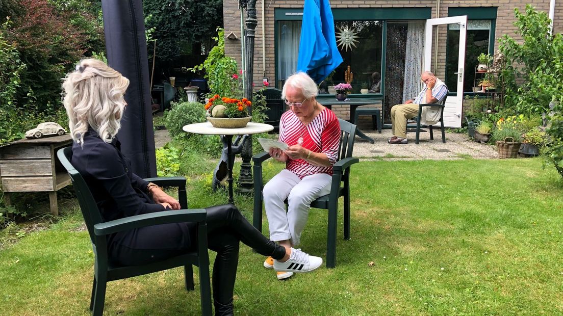 Hennie Verbeek van WiN op bezoek bij mantelzorger Tine Beks uit Roden die voor haar man zorgt