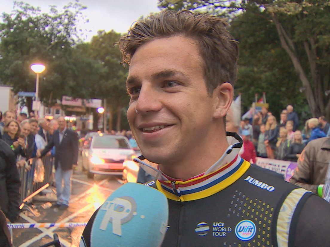 Dylan Groenewegen voor de microfoon van RTV Rijnmond