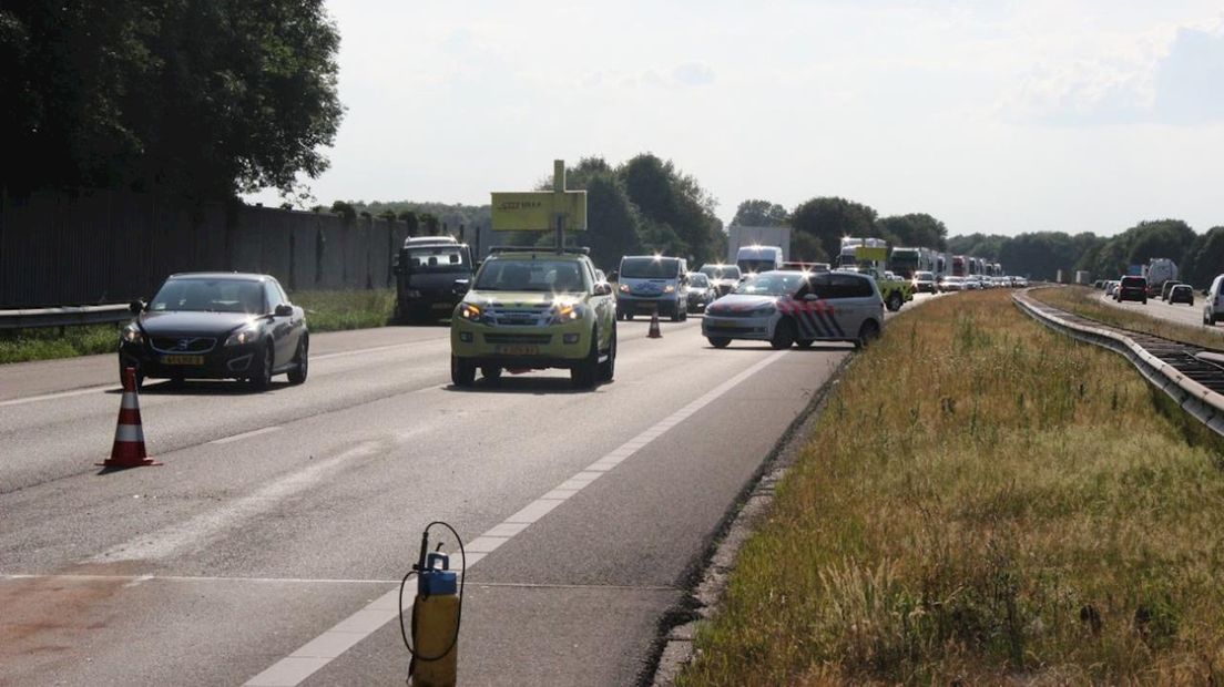 Door de botsing staat er een file op de A1