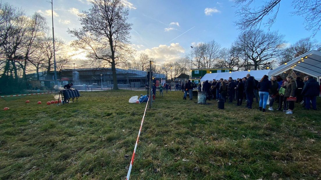 Vorig jaar was het nog hartstikke druk bij het carbidfeest in de Emmer wijk (Rechten: RTV Drenthe/Janet Oortwijn)