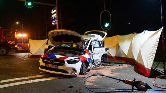 Politiewagen en personenauto komen in botsing; drie gewonden naar het ziekenhuis