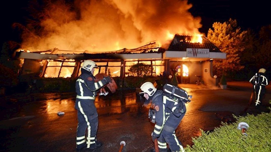 Grote brand verwoest partycentrum 't Holscher in Saasveld