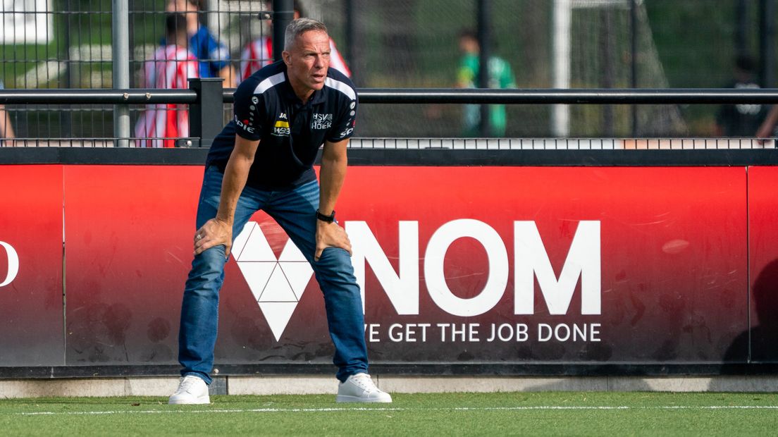 Gérard de Nooijer volgt de verrichtingen van zijn ploeg tijdens het duel met Jong Sparta