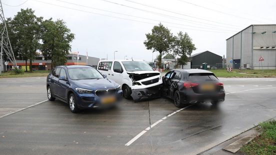 112 Nieuws: Twee autobestuurders gewond bij aanrijding in Hengelo. 112 Nieuws: Twee autobestuurders gewond bij aanrijding in Hengelo.