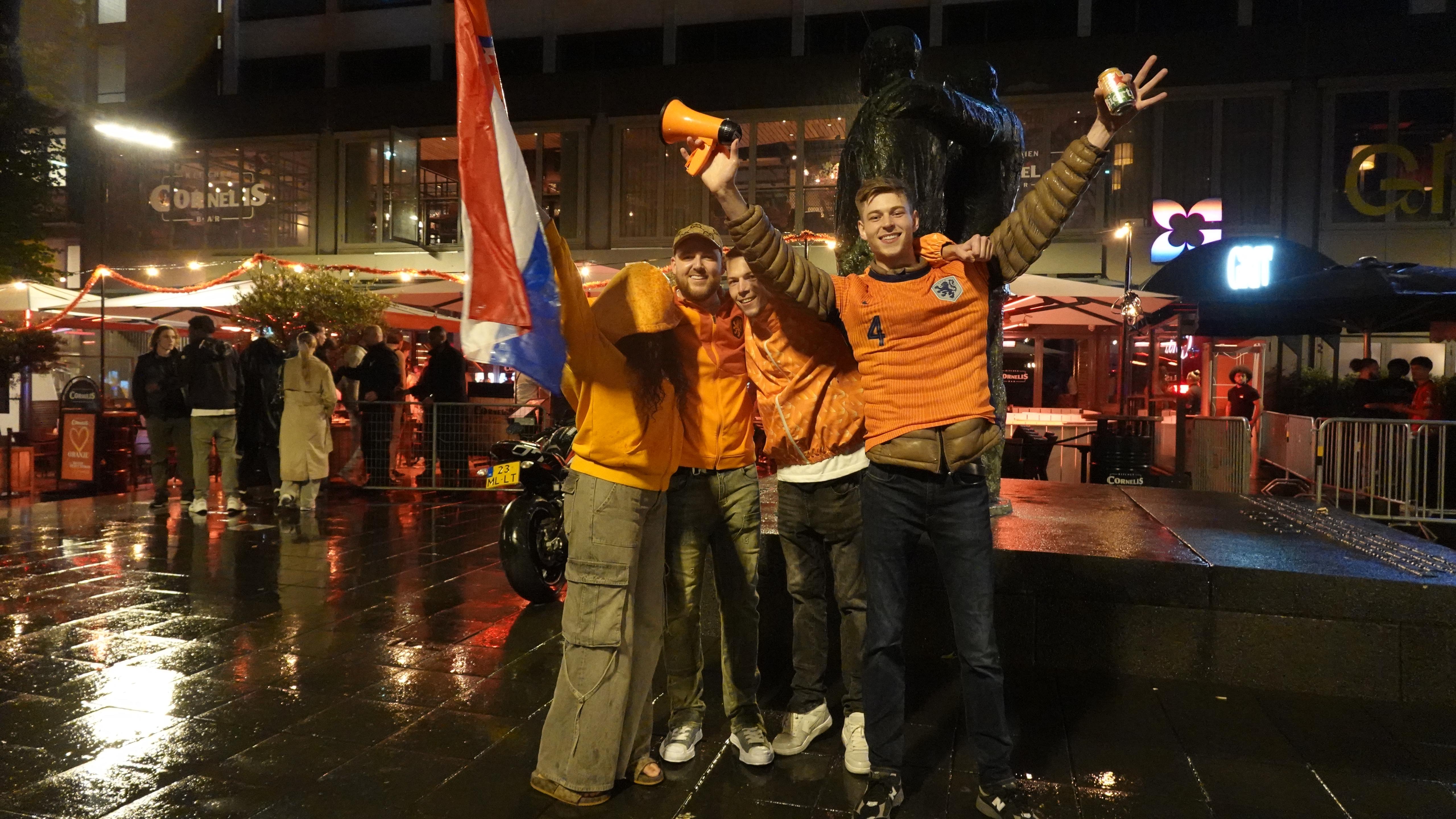 Feest op Stadhuisplein na 2-1 zege van Oranje op Turkije.