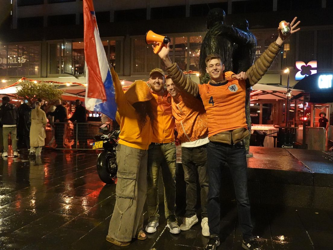 Feest op het Stadhuisplein na de 2-1 zege van Oranje op Turkije