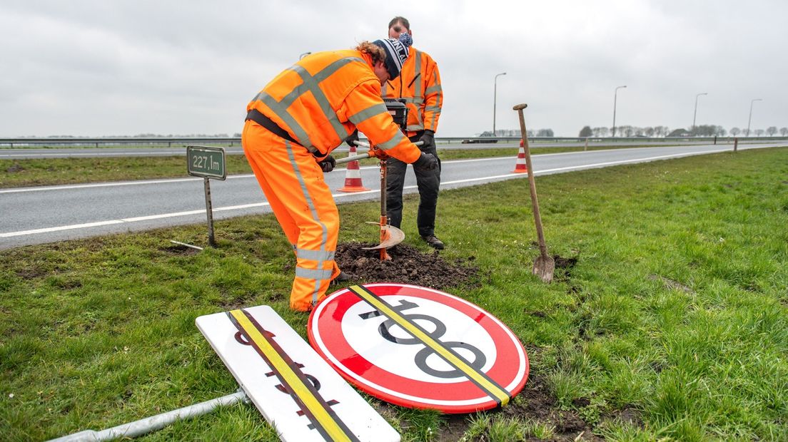 De nieuwe verkeersborden worden geplaatst