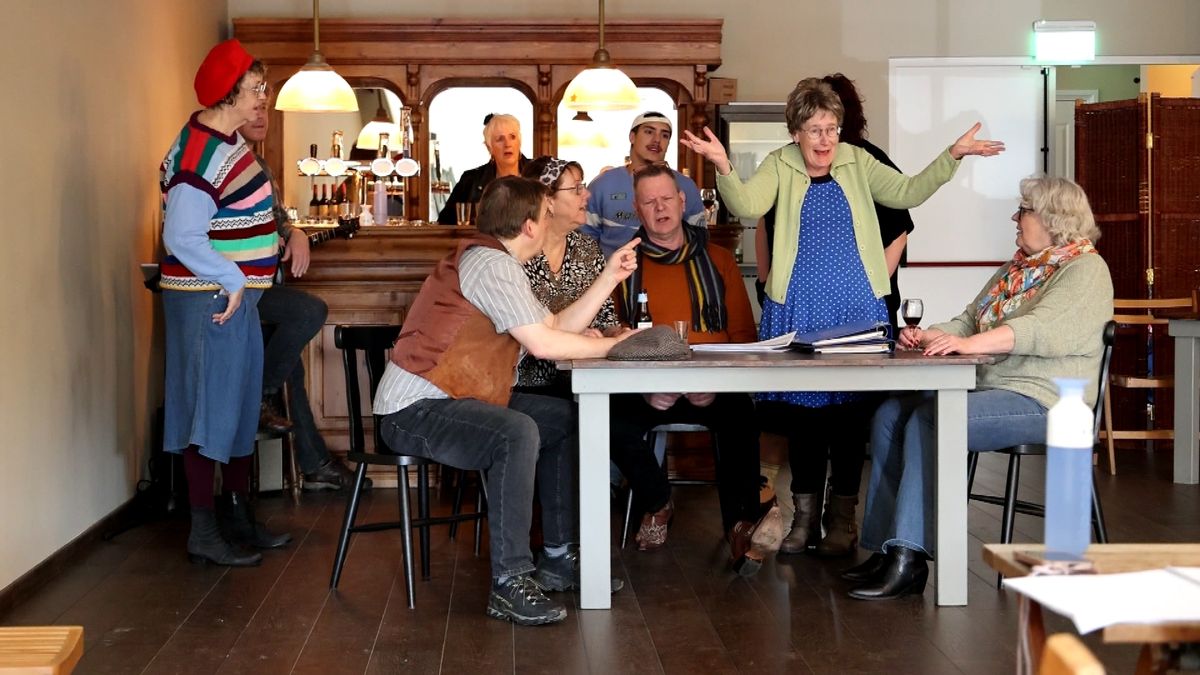 Toneelvereniging Sappho kiest voor Gronings: ‘Je wilt dat het dialect blijft bestaan’