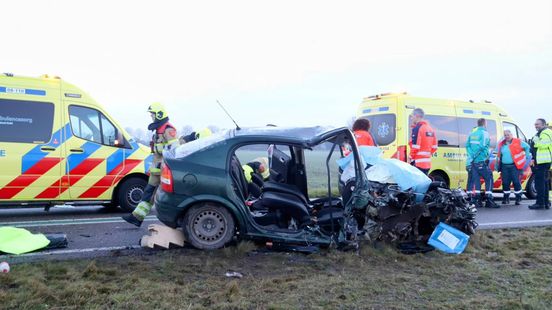 Man bekneld na zware botsing op N320. Man bekneld na zware botsing op N320.