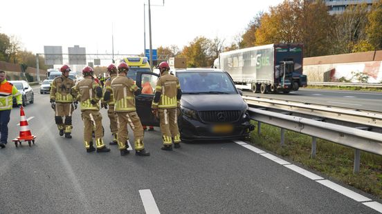 Busje rijdt tegen vangrail op A28 in Zwolle Nieuws