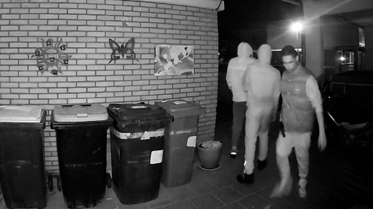 Man op de vlucht voor schietende bende: angstaanjagende beelden