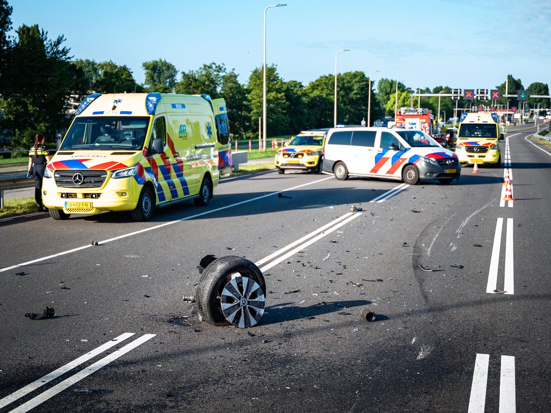 De bestelbus verloor een voorwiel door het ongeluk.
