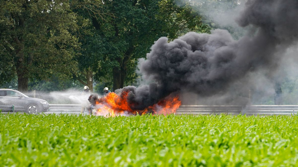 Auto brandt uit op A28 bij Hooghalen, snelweg weer vrij