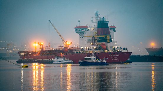 Twee mensen gewond door val aan boord van olietanker in Waalhaven