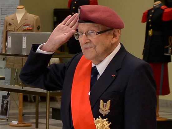 'Bevrijder van Drenthe' Achille maakt droom waar met parachutesprong op 101-jarige leeftijd