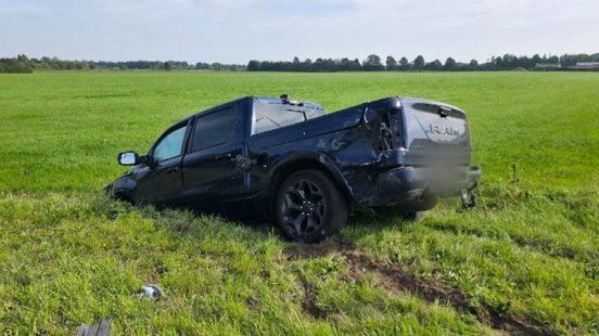 Pick-up belandt in sloot na botsing