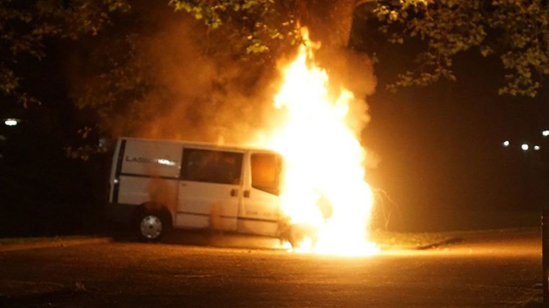 Een bestelbus in Gouda gaat in vlammen op