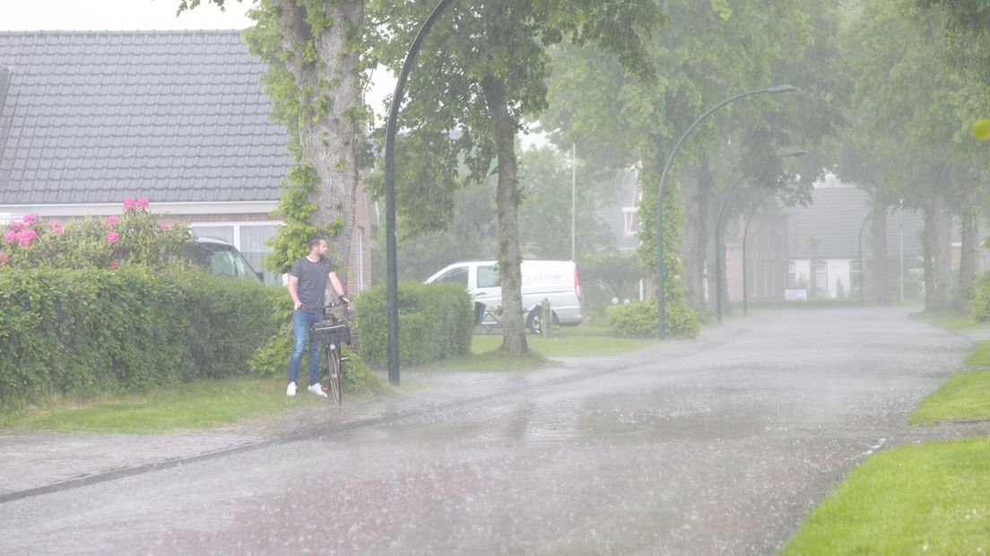 In Gasteren schuilt iemand tevergeefs voor een flinke regenbui