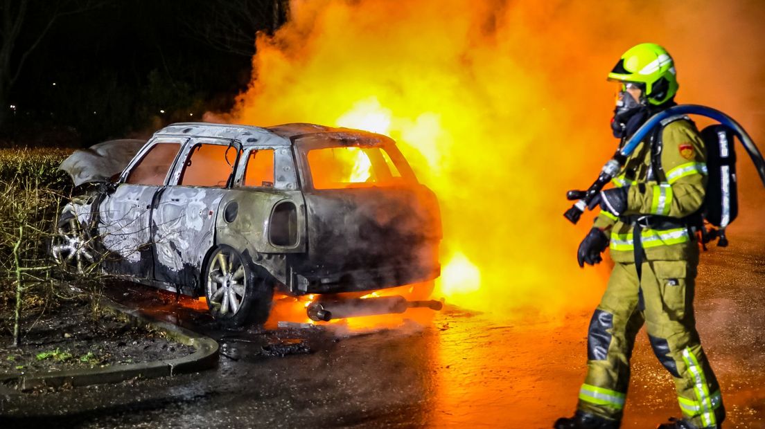 De auto in brand.