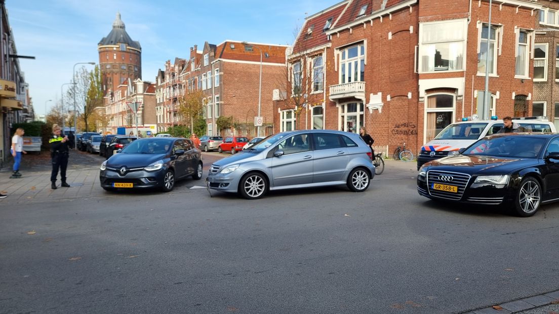 Politie begeleidt het verkeer aan de Kraneweg