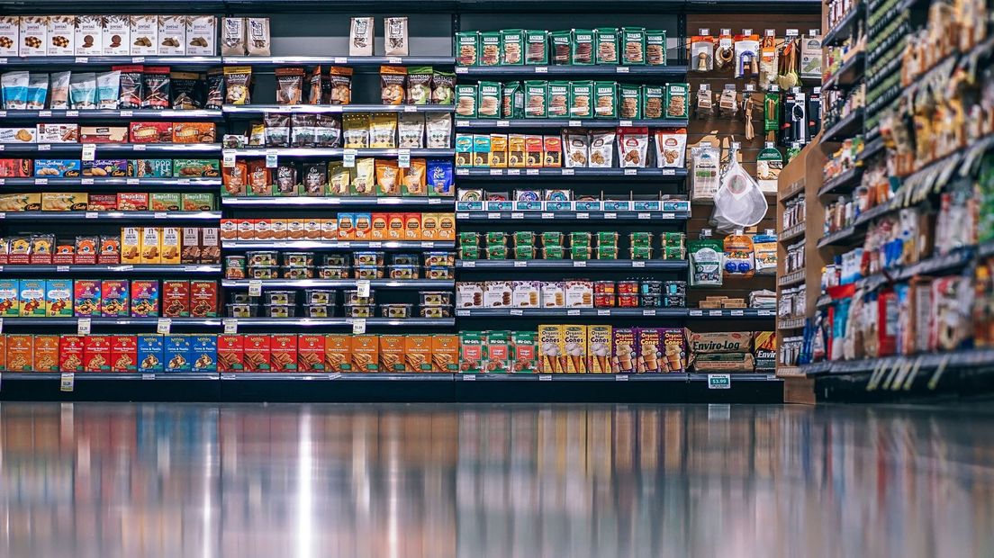 Tientallen etiketten in een supermarkt