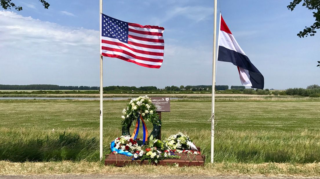 De Amerikaanse en de Nederlandse vlag wapperen bij monument voor bommenwerper