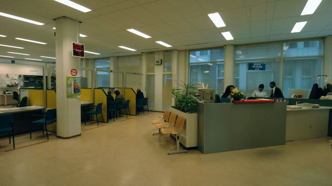 De balies van het stadsdeelkantoor in Loosduinen in 2005