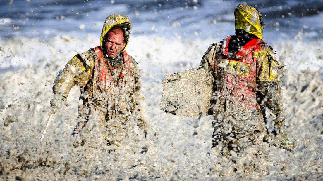 De reddingsbrigade in actie tijdens het surfdrama op de zee bij Scheveningen