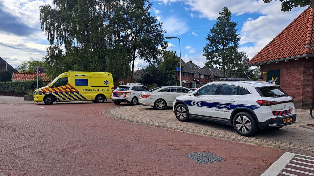 Fietsster gewond bij aanrijding met auto in Enschede.