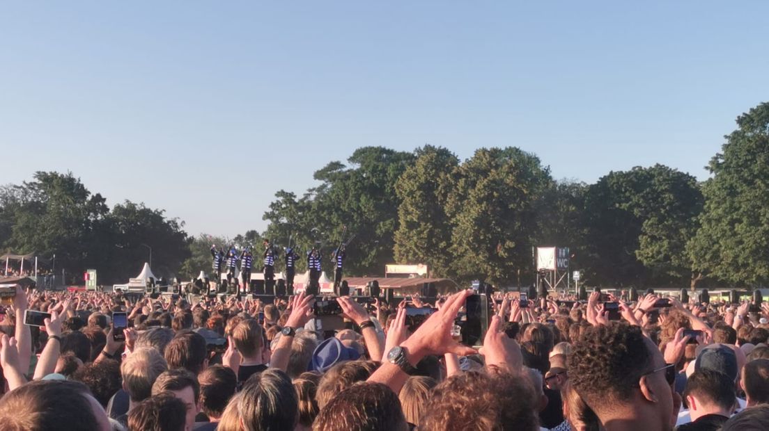 De Britse rockband Muse heeft donderdagavond 60.000 man in het Goffertpark in Nijmegen vermaakt met hun muziek. Op social media spreken fans vol lof over het optreden van de band.