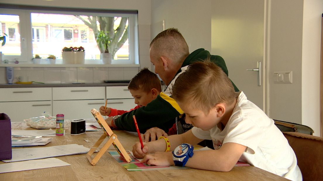 Vader Emiel geeft zijn zoontjes Viktor en Julian thuis les nu de scholen dicht zijn