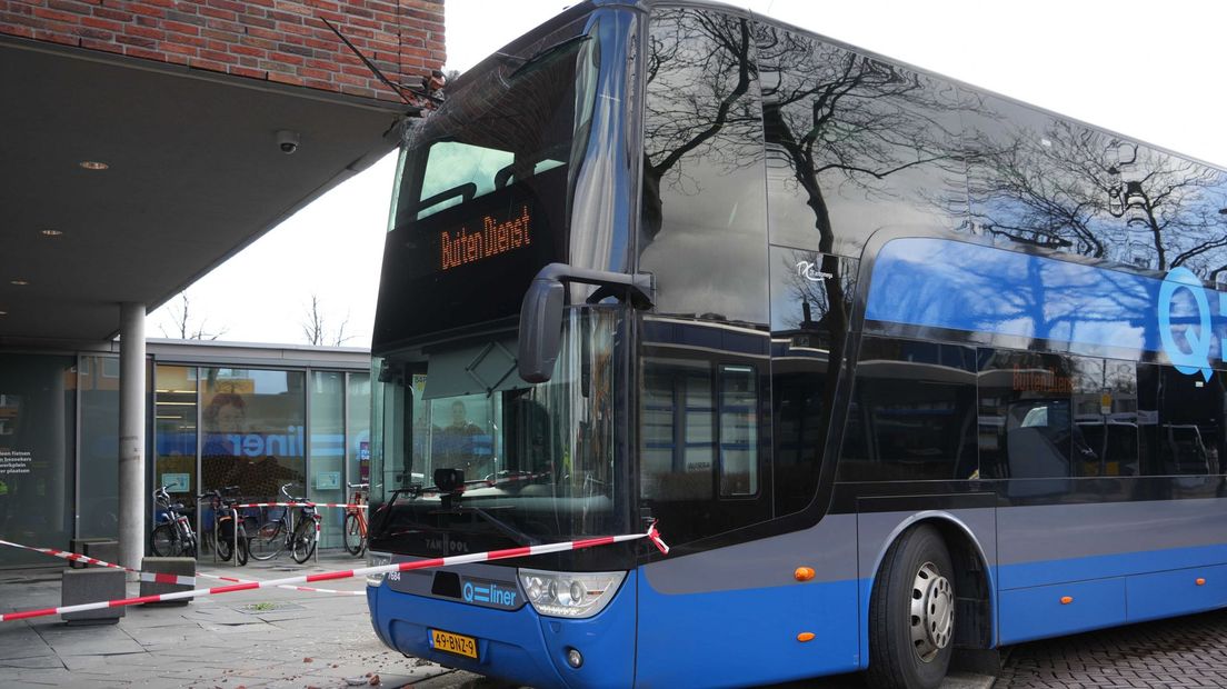 Bus rijdt tegen gebouw op Stationsplein in Emmen