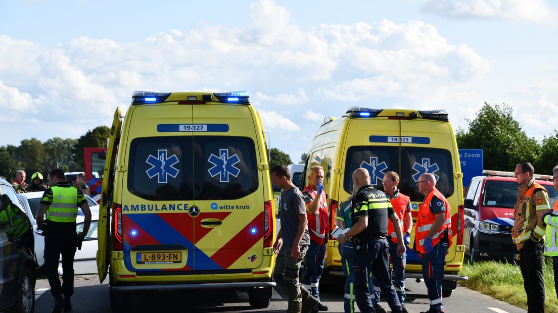 Meerdere gewonden bij ongeluk 's-Gravenpolder, auto vliegt over greppel