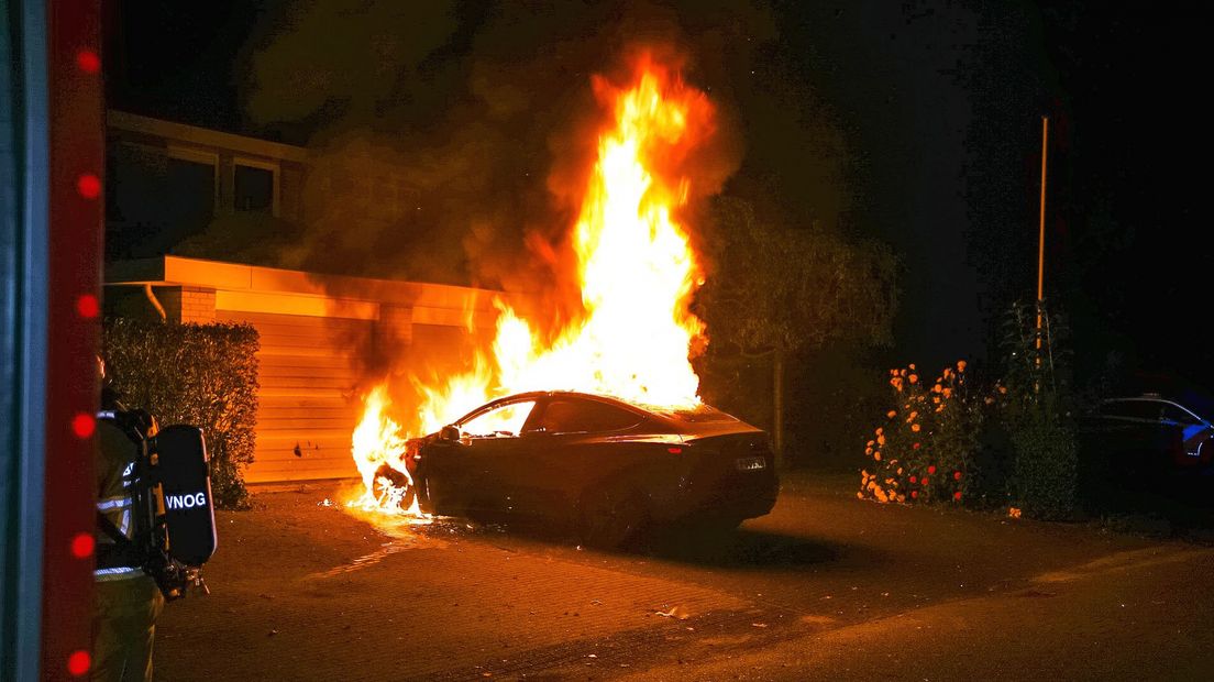 Metershoge vlammen sloegen uit de auto