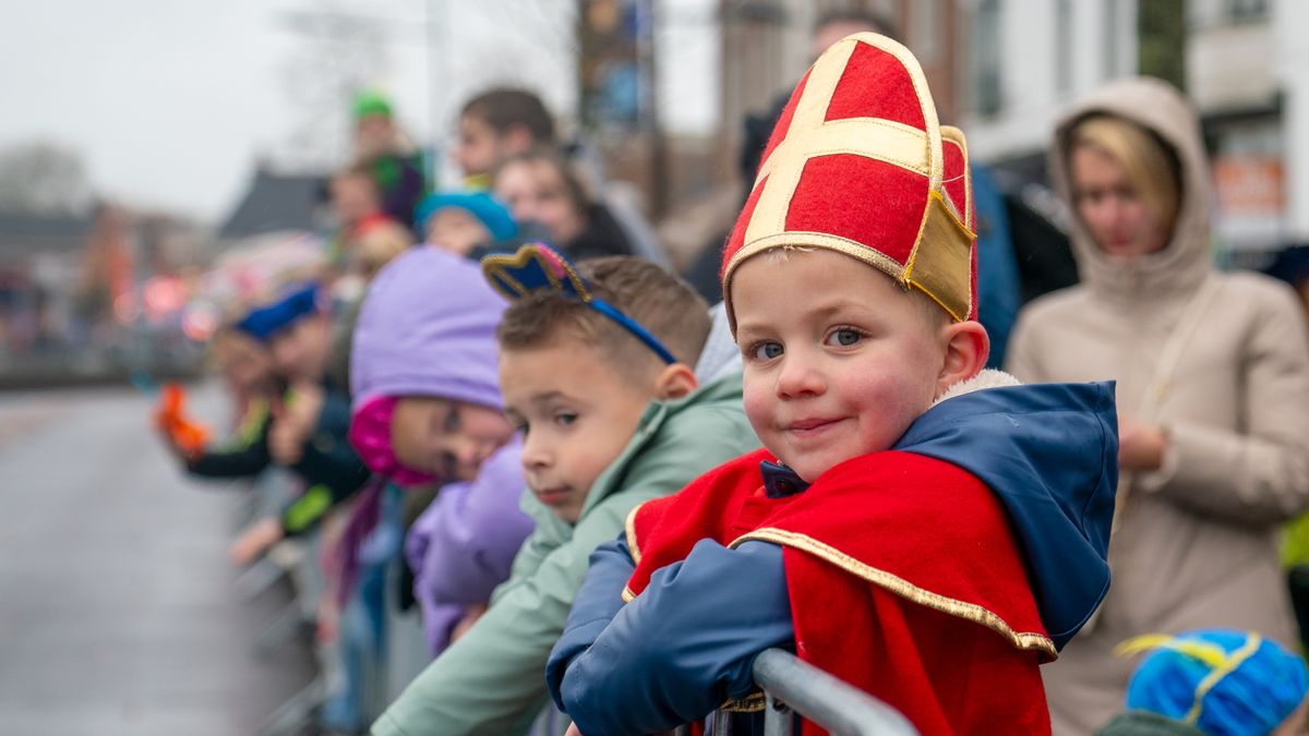 Honderden pieten, versierde wagens en muziek: Sinterklaas komt aan in Assen