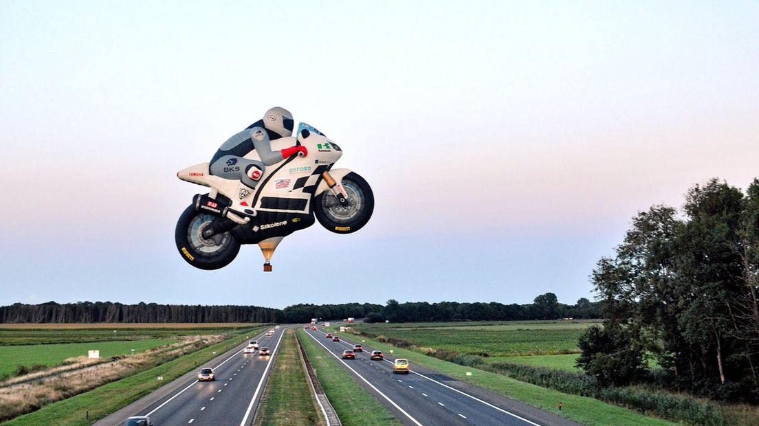 De 'superbike' in actie, 's werelds grootste luchtballon.