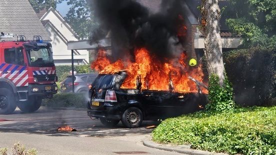 Auto gaat volledig in vlammen op in Herkenbosch Home
